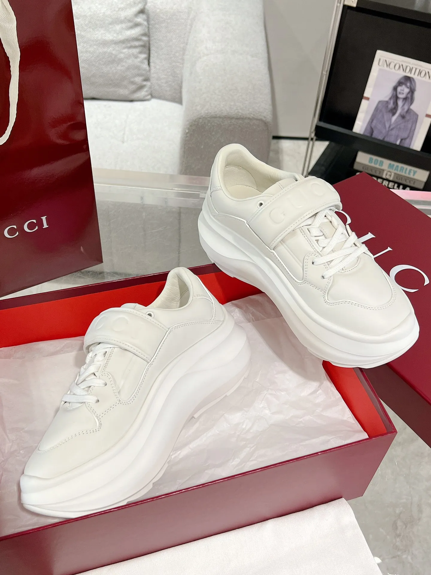 👟👟Ex-factory price 700👟👟 Gucci Wave women's wedge sneakers, wave shoes, Velcro dad shoes, original purchase, development and production. Creative director Sabato De Sarno presents new sneakers inspired by lightness and agility. This shoe has a sculptural thick sole shape and is made of lightweight ethylene vinyl acetate (EVA) material. It is comfortable and durable, and has a soft and waxy feel like stepping on waves. It is embellished with the Gucci handwritten logo and injects the brand's classic style. Original customized cowhide. Original customized soft sheepskin lining. Original molded Eva outsole. Bottom thickness: 5cm in front and 6.3cm in back. Size: 35-40#